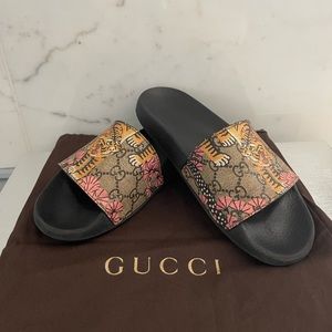 GUCCI WOMEN’S TIGER SUPREME CANVAS SLIDES **RARE**